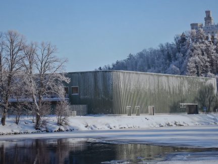 VIDEO: V Hluboké nad Vltavou poklepali na základní kámen nového zimního stadionu. V sobotu ve staré Kuki aréně zhasnou