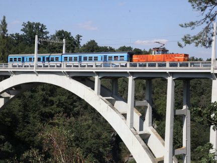 Mezi Malšicemi a Sudoměřicemi u Bechyně v pátek vykolejil vlak. Výluka se prodlužuje do pondělka