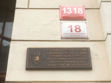 Skauti zahájili činnost v Českých Budějovicích před 110 lety. Začátky připomíná pamětní deska na domě, kde se scházeli