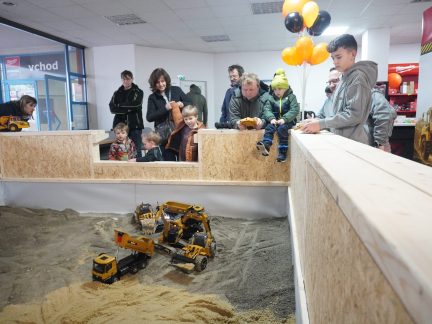 Pískoviště uvnitř prodejny nářadí. Bagry na ovládání lákají děti i tatínky
