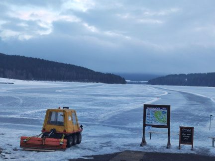 Led na Lipně je silný dost, v rozbředlé vrstvě ale není bruslení zrovna hitparáda