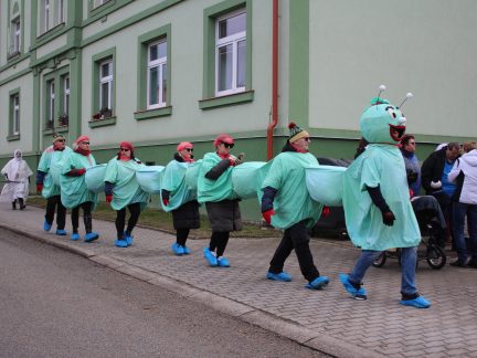 Veselské maškary vytáhly starostu z postele. Stonožka budila rozruch