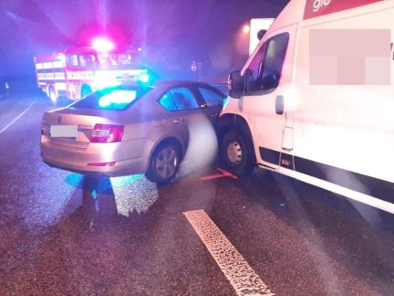 U přejezdu ve Volyni se střetlo osobní auto s dodávkou