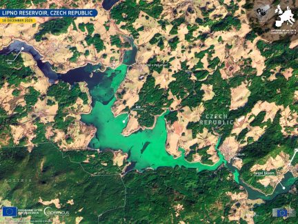 Zelený led na Lipně potvrdily satelitní snímky. Rozsah jevu je výjimečný i v evropském měřítku