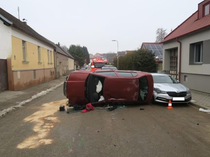 Řidič dostal v Lišově smyk, auto skončilo na boku. Muž v sobě měl přes dvě promile alkoholu