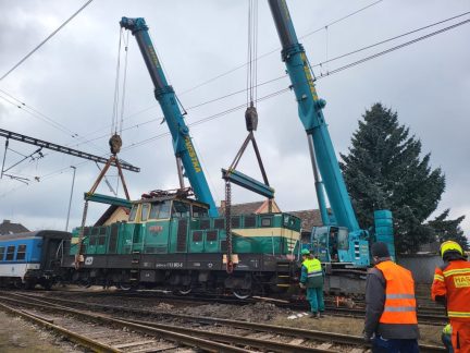 VIDEO: Vyprošťování vykolejné lokomotivy v Malšicích na Táborsku
