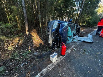 K nehodě u Jeníčkovy Lhoty letěl vrtulník. Řidiče vyprošťovali ze zdemolovaného auta hasiči