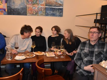 Výjimečná třída dospělých žáků výtvarníka Teodora Buzu existuje už 32 let. Teď vystavují v Šatně