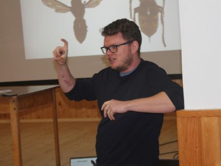 Jan Walter přijel vyprávět včelařům o sršni asijské. Kde se vzala, čím se živí a jak ohrožuje včelstva