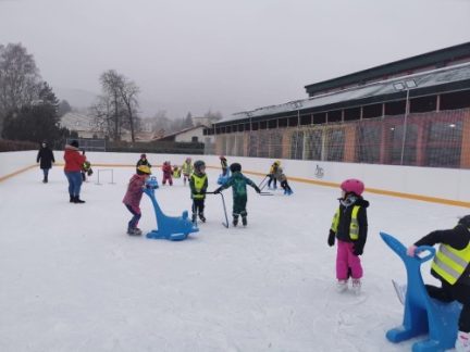 Kluziště u bazénu v Prachaticích má velký úspěch. Fungovat bude až do března
