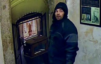 Zloděj vybral pokladničku na nádvoří jindřichohradeckého zámku. Policie pátrá po muži ze snímku
