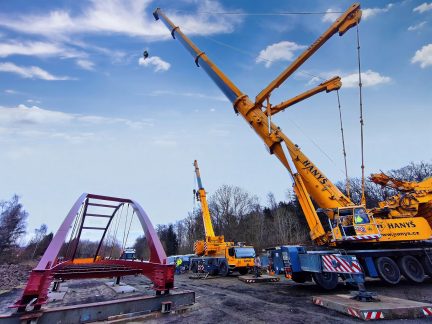 VIDEO: Lávka je na místě. Unikátní podívanou v Dražejově si nenechaly ujít desítky zvědavců