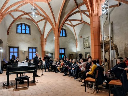 Bechyňská keramika ovládla gotický sál. Vernisáž propojila vzácné exponáty se vzpomínkami pamětníků