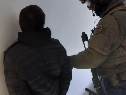 VIDEO: Dvojice vydírala a bila mladíka v bytě v Milevsku. Pro jednoho z útočníků si přijela zásahovka do Písku