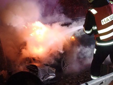 Auto u Lipanovic pohltily plameny. Posádku transportovali záchranáři do nemocnice