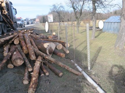 Řidiči nákladního auta se uvolnil náklad. Nehoda komplikovala dopravu na hranice