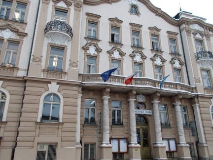 Zvládne starosta sedět na dvou židlích? Zastupitelé Jindřichova Hradce reagují na jmenování Michala Kozára do čela nemocnice