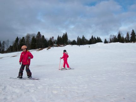 Lyžaři objevují nenápadné sjezdovky ve Strážném. Obstarávají je sezonní zaměstnanci obce