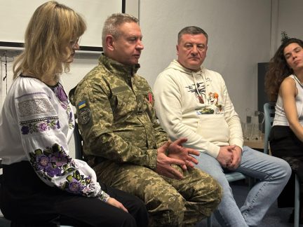 Příběhy z fronty i návrat do života. Benefiční večer v Táboře otevřel téma války na Ukrajině jinak