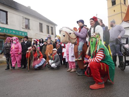 Masopust v Bílsku znovu ožil. Mezi vesnicemi se jezdilo autobusem
