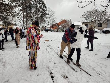 V Kamenném Újezdu slaví masopust po svém. Místo průvodu pořádají závod na lyžích a soutěž o nejlepší koblihu