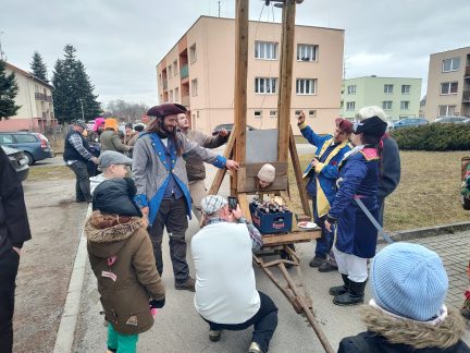 Nové Hrady drží masopust dva dny. Vyšly tři koledy a nechyběla ani poprava starosty