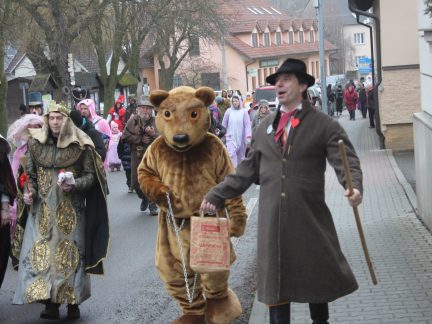 V Kovářově ubylo masek. Zpěvu a tance nikoliv