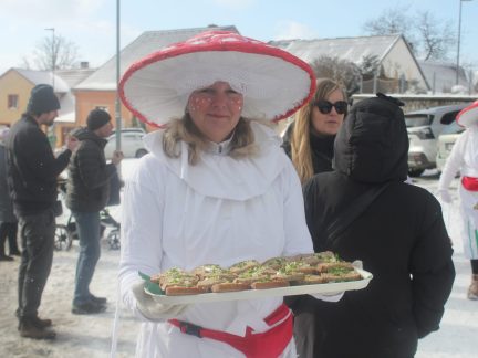 V Chyškách je zvykem, že maškary po nedělní mši nabízejí pohoštění u kostela
