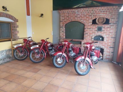 Zloděj na Budějovicku ukradl historické motocykly za milion. Majitel nabízí odměnu za informace vedoucí k jejich vypátrání