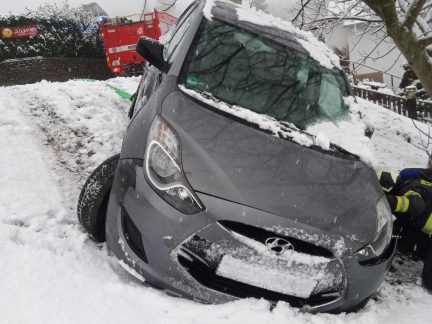Počasí komplikuje dopravu. Hasiči vyjíždějí od noci k nehodám a odstraňují spadlé stromy