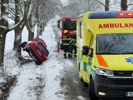 Na Táborsku narazilo auto do stromu. K nehodě vzlétl vrtulník