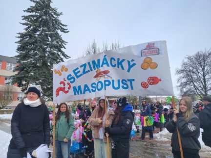Masopustní průvod ovládl Sezimovo Ústí, na náměstí dorazily stovky masek