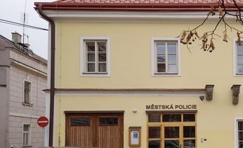 U Pollmanna leží mrtvola, oznámil anonym na tísňovou linku. Rozjel tak policejní akci