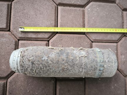 Muž ze Strakonicka vyklízel maštal, nalezl dělostřelecký granát z druhé světové války