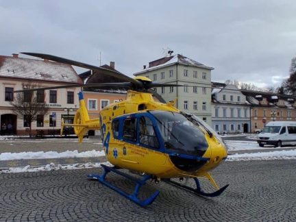 Kvůli zraněnému muži přistál na náměstí v Bechyni vrtulník