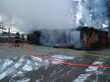 U Katovic shořel objekt v bývalém vojenském areálu