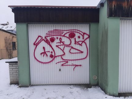 Vandal posprejoval vjezdová vrata do garáže v Jindřichově Hradci
