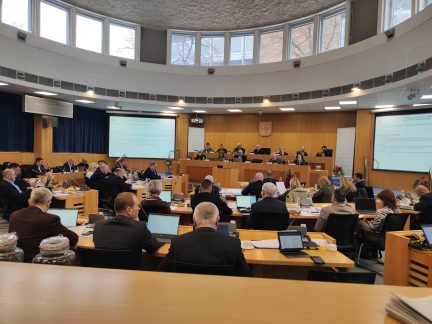 Kraj chtěl pomoci lidem na Ukrajině nákupem topidel. Nakonec dá raději dar organizaci Člověk v tísni