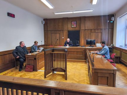 Srnky u krmelce. Článek zastupitele Protivína se znovu řešil u soudu