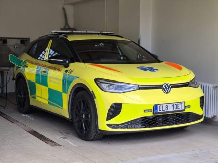 Jihočeští záchranáři vyjeli do ostrého provozu v Budějovicích s novým elektromobilem
