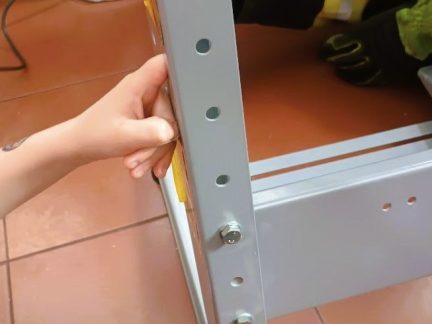 Chlapci ve Zběšičkách uvázl prst v otvoru v noze stolu. Na pomoc museli přijet hasiči i záchranáři