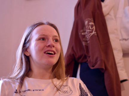 Z Kubovy Hutě až na olympiádu: Karolína Hrůšová se vrací silnější a odhodlanější. Na vimperském gymnáziu ji čekalo velké přivítání