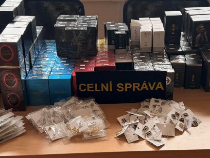 Celníci v prodejně na Krumlovsku zabavili napodobeniny parfémů. Mohou škodit zdraví