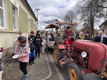Maškary převzaly v sobotu klíče od obce Tálín. V průvodu chodí stále více masek