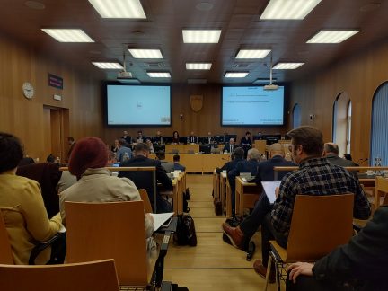 Kvůli stavbě domu u Dehtáře chtěla opozice odvolat radní Kozlovou. Podcenila jsem situaci, odstraníme patro, slíbila Kozlová