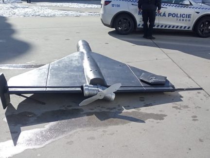 Městská policie vyvrací fámy o poškození dronu na táborském náměstí. Rozbily ho děti