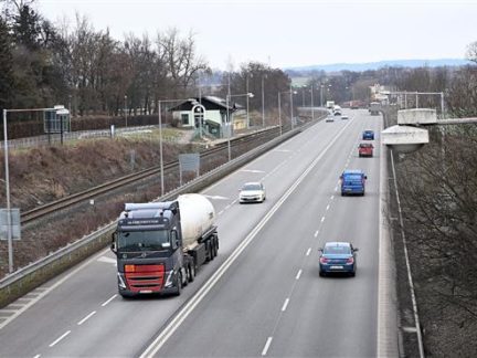 Studie potvrdila obavy Písečanů: Na průtahu městem jezdí hlavně řidiči kamionů rychle a zatěžují okolí hlukem