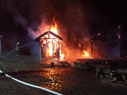 Velká záře a kouř na obzoru, hlásil svědek požár dřevníku v Nových Hradech