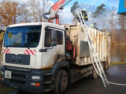 Hasiči zasahují aktuálně v Jickovicích u požáru papíru v popelářském autě