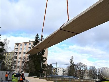 Osm mohutných vazníků na střechu nového pavilonu ZŠ T. Šobra přivezli stavbaři do Písku z Vídně
